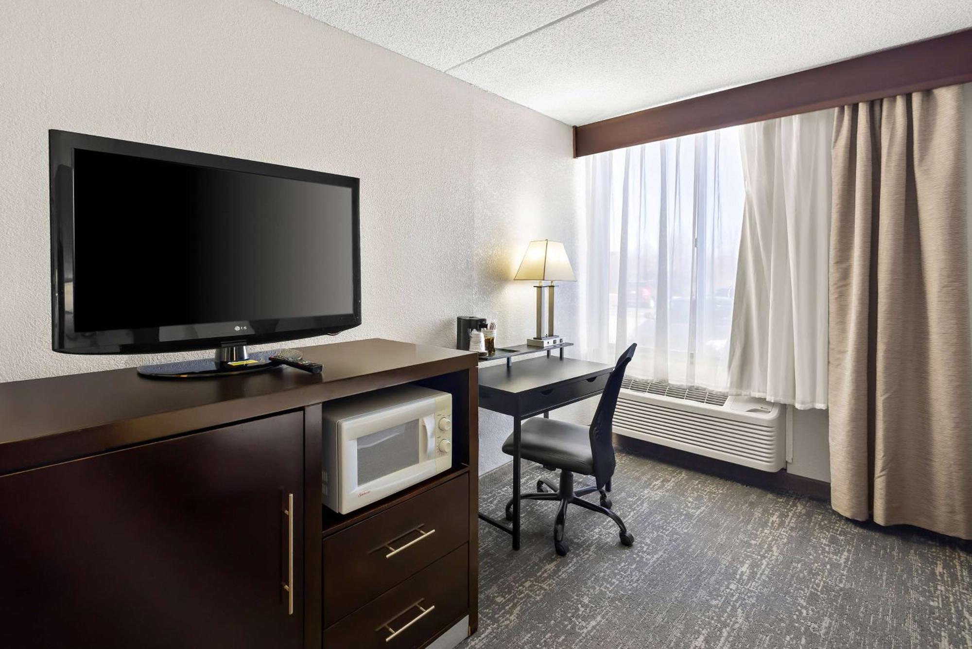 Best Western Luxbury Inn Fort Wayne Bagian luar foto